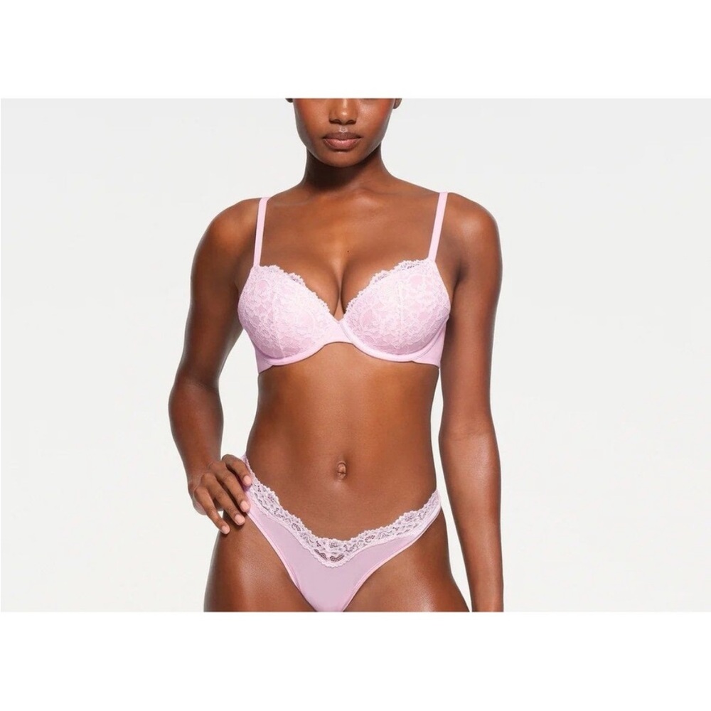 SKIMS Light Pink Lace T-shirt Bra